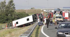 Teška nesreća kod Slavonskog Broda: Izletio autobus, najmanje 10 mrtvih