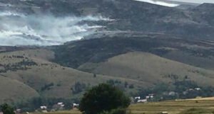 Veliki požar bliži se porodičnim kućama, upomoć pozvani i helikopteri Oružanih snaga BiH