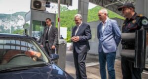 Crnogorski premijer dočekivao turiste na granici sa Srbijom