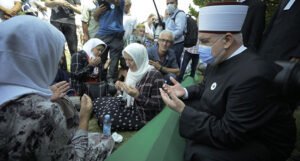 Kavazović obišao tabute žrtava genocida u Srebrenici, dao podršku porodicama