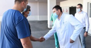Hirurg Diego Gonzalez Rivas sa ljekarima UKC RS izvest će tri hirurška zahvata