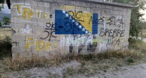 “Ovo je jako ozbiljna prijetnja”: Preko zastave BiH ispisano “Nož, žica, Srebrenica”