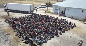 Čak 300 ilegalnih migranata pronađeno u prikolici kamiona
