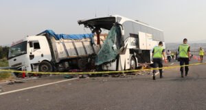 Najmanje šest osoba poginulo u sudaru autobusa i kamiona, desetine povrijeđenih