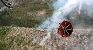 Vjetar rasplamsava požare u Hercegovini, gase ih helikopteri, vatrogasci, planinari…