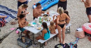 Na plaži u Baškoj Vodi postavili sto za ručak, ponijeli i lonac