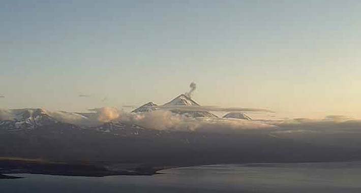 Na Aljasci jedan od tri vulkana izbacuje lavu, drugi pepeo