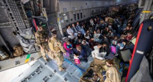 Iz Kabula vojnim avionima evakuisano 2.200 diplomata i civila