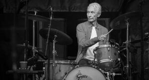 Umro je Charlie Watts, legendarni bubnjar Rolling Stonesa