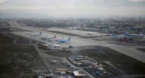 Nastavljeni letovi iz Kabula nakon što je pista “očišćena” od ljudi koji očajnički žele pobjeći
