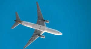 Putnik zaražen koronavirusom preminuo u avionu