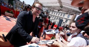 Bono Vox prošetao crvenim tepihom u Sarajevu: “Drago mi je da sam opet ovdje”