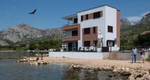Prizor iz Hrvatske: Dvospratnu kuću podigao uz samo more