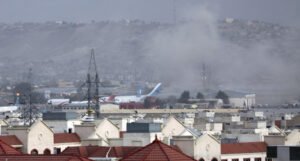 U terorističkim napadima na aerodromu u Kabulu poginulo 90 osoba