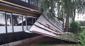 Vjetar odnio krov sa škole u Banjoj Luci