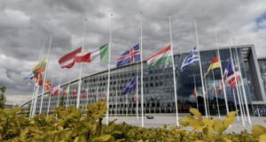 Ispred sjedišta NATO-a zastave država članica spuštene na pola koplja