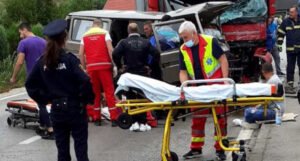 Teška nesreća kod Kiseljaka, smrtno stradao vozač kombija