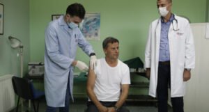 Nakon suđenja za korupciju premijer Novalić se vakcinisao u Gradačcu