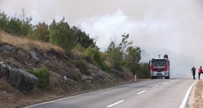 Vatrogasci gase požar na putu Trebinje-Bileća, požarna linija veća od pet kilometara
