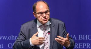 Schmidt pozvao Parlament BiH da usvoji novi zakon o zabrani negiranja genocida i veličanja zločinaca