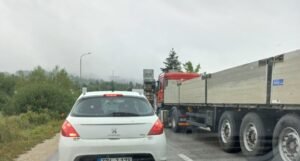 Zbog izvlačenja teretnog vozila obustavljen saobraćaj na MP Ljubogošta-Sokolac
