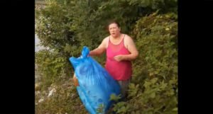 Muškarac iz Jelaha natjerao dijasporce da pokupe smeće koje su bacili u rijeku