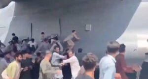 Haotične snimke iz Kabula: Ljudi se kače za avion koji pokušava poletjeti?!