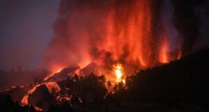 Eruptirao vulkan koji je “spavao” pet decenija, evakuisano na hiljade ljudi