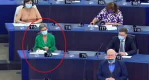 Pogledajte šta je Dankinja radila u Evropskom parlamentu dok je šefica EK izlagala izvještaj