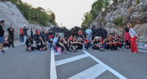 Građani i dalje drže u blokadi put na ulazu u Cetinje