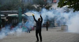 Policija intervenisala na Cetinju, bačen suzavac