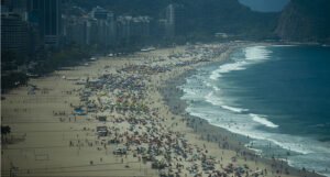 Najpoznatija plaža na svijetu puna kupača uprkos porastu broja zaraženih