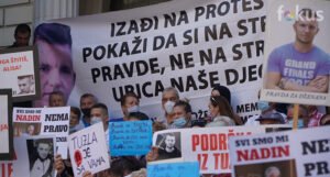 Na protestu ljudi iz cijele BiH, ali i inostranstva: “Mora se izaći iz tame i zla”