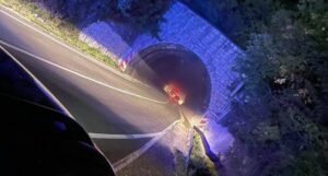 Čeka za sudije u tunelu Lendava: Zaustavljeni, pretučeni, zapaljen automobil (VIDEO)