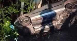 Automobilom udarili u stablo, mladić (25) poginuo na licu mjesta, drugi povrijeđen