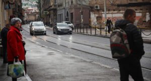 Majka koja je rodila u automobilu na tramvajskoj stanici u Sarajevu: “Bolovi su bili sve jači”