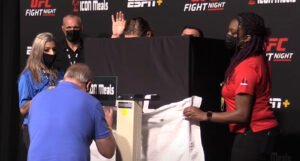 Potresni prizori tokom UFC vaganja: Borkinju sakrili iza paravana