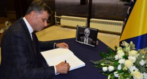 Novalić se upisao u Knjigu žalosti povodom smrti ministra Mandića