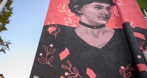 Otkriven mural Milene Mrazović, prve novinarke u Bosni i Hercegovini