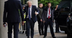 Johnson se vratio u Britaniju, razmatra povratak na vlast