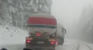 Snijeg počeo praviti probleme na putevima u BiH, kamion se prepriječio na putu