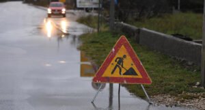 Zbog kiše i vode koja se zadržava na kolovozu saobraćaj otežan na većini puteva