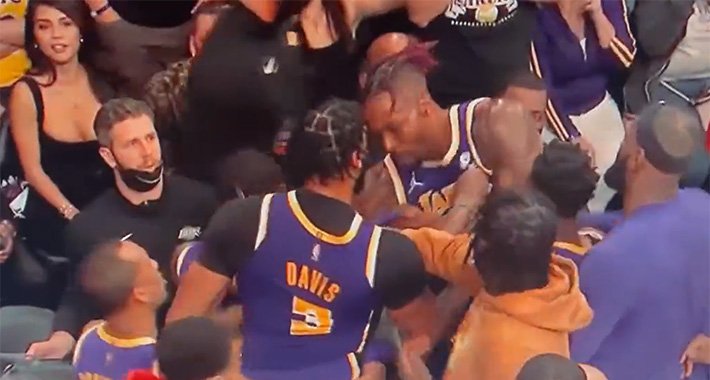 Centri LA Lakersa se umalo potuklu tokom timeouta, trener otkrio uzrok sukoba