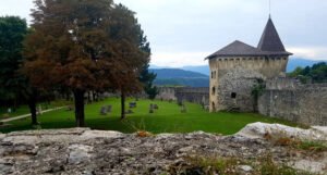 Stari grad Ostrožac privlači sve veći broj posjetilaca, planirana sanacija zidina i kule