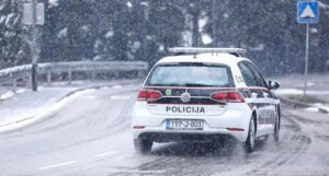 Obilna kiša stvara probleme vozačima širom BiH, snijeg će danas padati i u nizinama