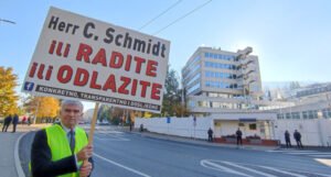 Protest ispred OHR-a: “Sklonite Dodika i ukinite primanja onima koji ne dolaze na posao”