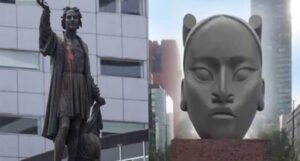 Statua autohtone stanovnice Meksika umjesto statue Kristofora Kolumba