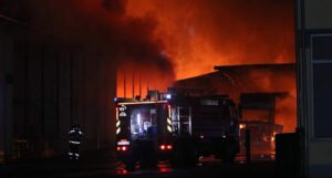 Vatrogasci još na terenu i gase ostatke požara u firmi Zaharex