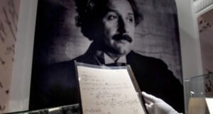 Rijetki Einsteinov rukopis o teoriji relativnosti na aukciji u Parizu