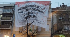 Transparent u Novom Sadu: “Ratko Mladić je ratni zločinac osuđen za genocid”
